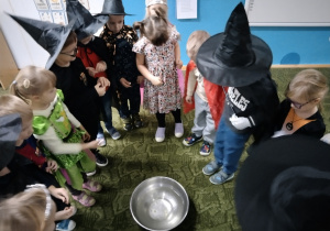 Przedszkolaki biorą udział we wrózbie
