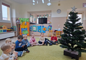 Chłopcy ubierają choinkę