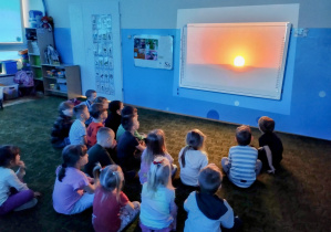 Dzieci oglądają film edukacyjny