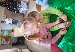 Dzieci dekorują domek z piernika