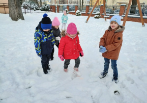 Dzieci spacerują po ogrodzie