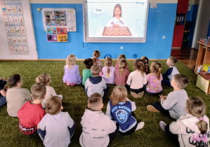 Dzieci oglądają film edukacyjny