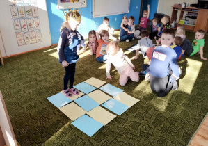 Dziewczynka bawi się w "jestem królem"