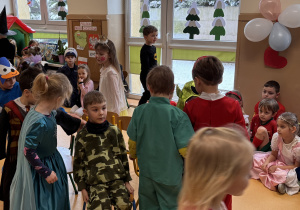 Dzieci bawią się na balu karnawałowym