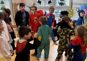 Dzieci bawią się na balu karnawałowym