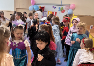 Dzieci bawią się na balu karnawałowym
