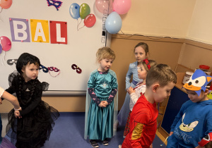Dzieci bawią się na balu karnawałowym
