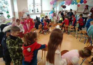 Dzieci biorą udział w zabawie z krzesełkami