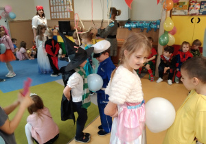 Przedszkolaki biorą udział w zabawie z balonami