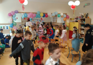 Przedszkolaki uczestniczą w zabawie z krzesełkami