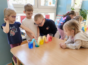 Kolorowa podróż kropelek - doświadczenia. Zapoznanie się ze zjawiskiem kapilarności.