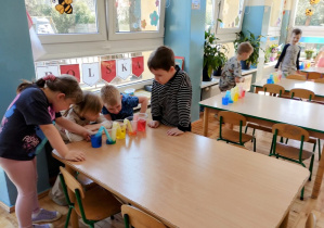 Dzieci sprawdząją efekt eksperymentu