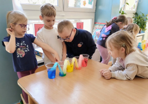Dzieci sprawdząją efekt eksperymentu
