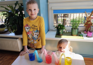 Dzieci sprawdząją efekt eksperymentu