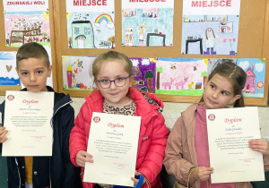 Dzieci trzymają wręczone dyplomy