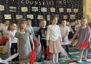 Dzieci w trakcie rozstrzygnięcia konkursu plastycznego