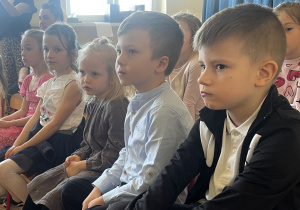 Dzieci w trakcie rozstrzygnięcia konkursu plastycznego