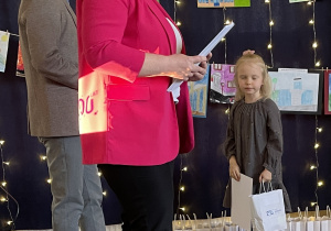 Dzieci w trakcie rozstrzygnięcia konkursu plastycznego