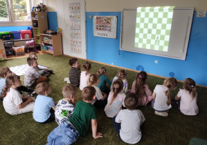 Dzieci oglądają filmik edukacyjny