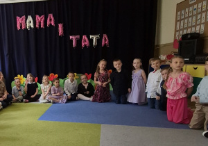 Występ dzieci z okazji Dnia Mamy i Taty