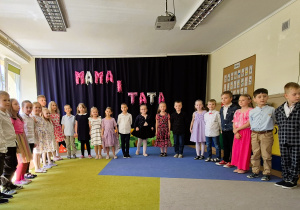 Występ dzieci z okazji Dnia Mamy i Taty