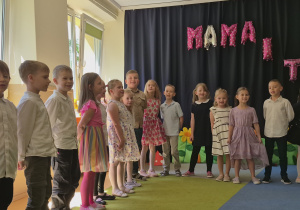 Występ dzieci z okazji Dnia Mamy i Taty