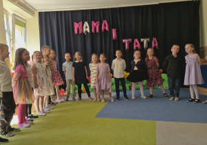 Występ dzieci z okazji Dnia Mamy i Taty