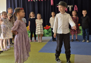Występ dzieci z okazji Dnia Mamy i Taty