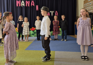 Występ dzieci z okazji Dnia Mamy i Taty