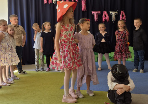 Występ dzieci z okazji Dnia Mamy i Taty