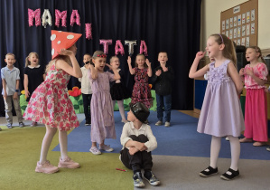 Występ dzieci z okazji Dnia Mamy i Taty