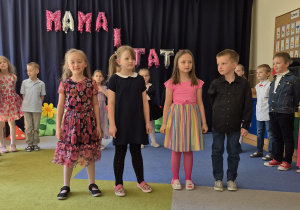 Występ dzieci z okazji Dnia Mamy i Taty