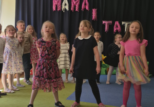 Występ dzieci z okazji Dnia Mamy i Taty