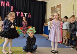 Występ dzieci z okazji Dnia Mamy i Taty
