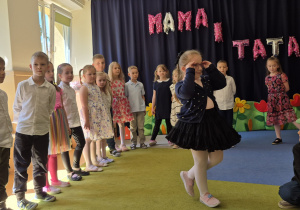 Występ dzieci z okazji Dnia Mamy i Taty
