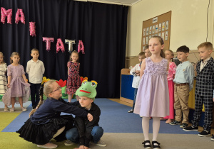 Występ dzieci z okazji Dnia Mamy i Taty