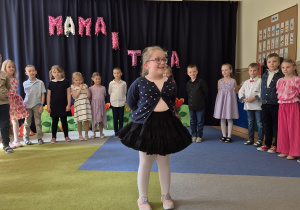 Występ dzieci z okazji Dnia Mamy i Taty