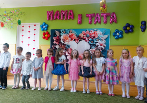 Występ dzieci z okazji Dnia Mamy i Taty