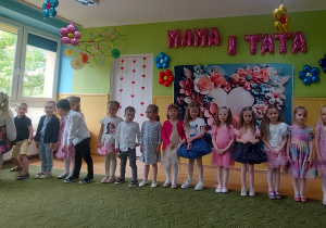 Występ dzieci z okazji Dnia Mamy i Taty