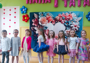 Występ dzieci z okazji Dnia Mamy i Taty