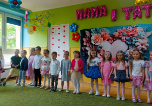 Występ dzieci z okazji Dnia Mamy i Taty