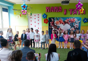 Występ dzieci z okazji Dnia Mamy i Taty