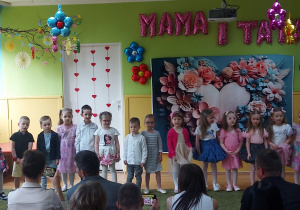 Występ dzieci z okazji Dnia Mamy i Taty