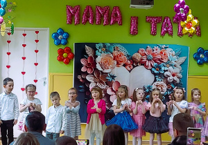 Występ dzieci z okazji Dnia Mamy i Taty