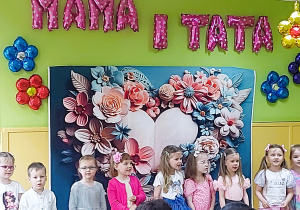 Występ dzieci z okazji Dnia Mamy i Taty