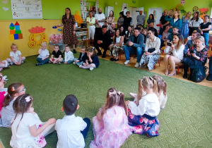 Występ dzieci z okazji Dnia Mamy i Taty