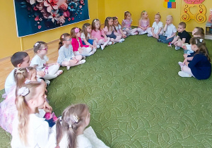 Występ dzieci z okazji Dnia Mamy i Taty