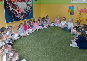 Występ dzieci z okazji Dnia Mamy i Taty