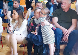 Dzieci wręczają rodzicom upominki