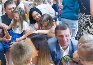 Dzieci wręczają rodzicom upominki